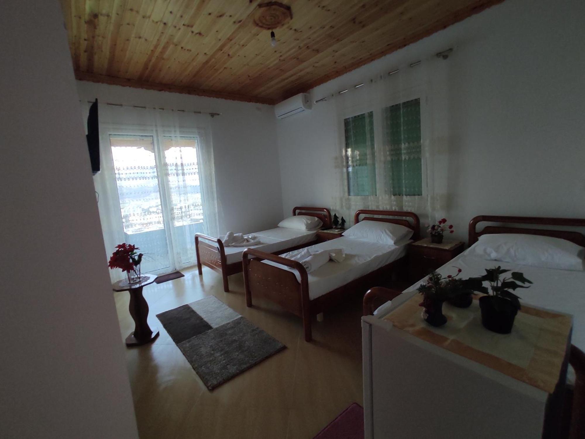 Dino Guest House Gjirokaster Bagian luar foto