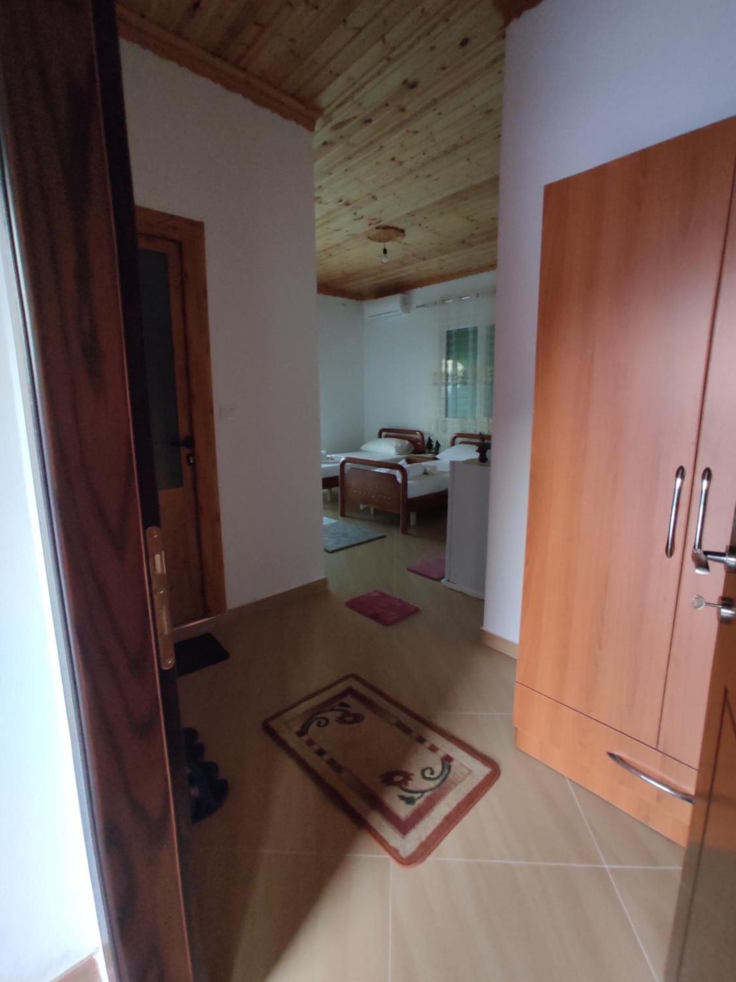 Dino Guest House Gjirokaster Bagian luar foto