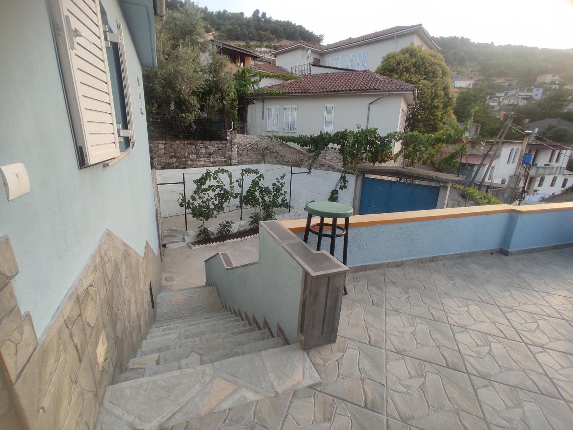Dino Guest House Gjirokaster Bagian luar foto